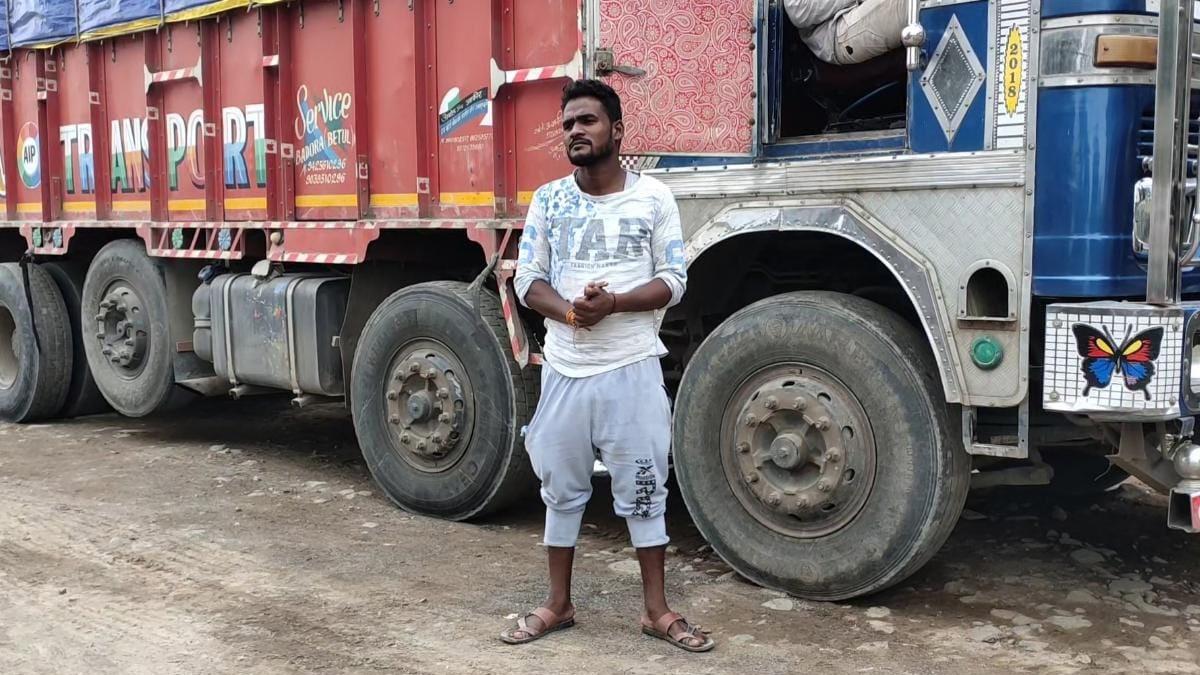 युवक को सांप ने काटा ट्रक ड्राइवर ने जहर चूसकर बचाई जान  