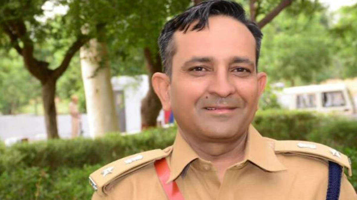 पुलिस थाने में बंद बिल्डर को मिल रहा था वीवीआईपी ट्रीटमेंट