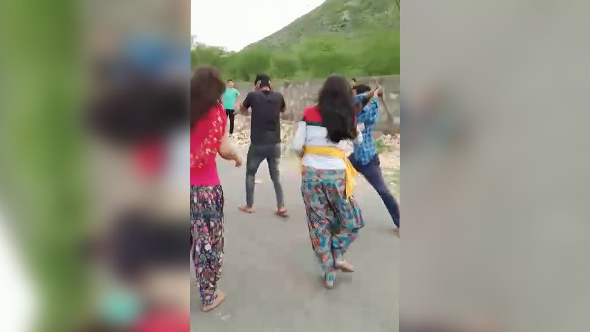 छेड़छाड़ करने पर लड़कियों ने की मनचलों की पिटाई 