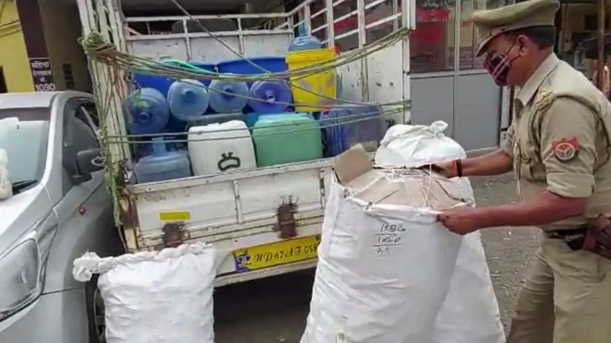 घर में बन रही थी अवैध शराब पुलिस ने किया भंडाफोड़