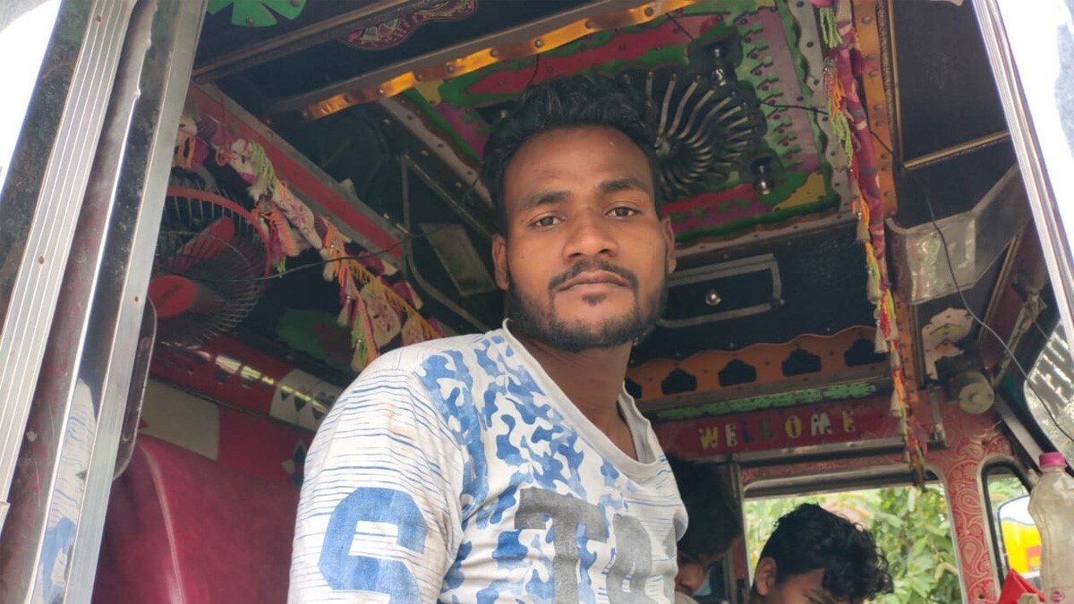 युवक को सांप ने काटा ट्रक ड्राइवर ने जहर चूसकर बचाई जान 