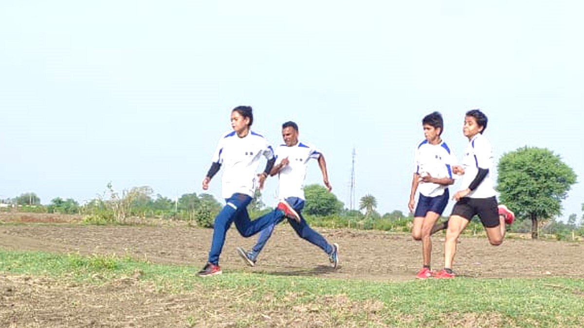 बेटियों के प्रैक्टिस कराने के लिए खेत में बना दिया ट्रैक