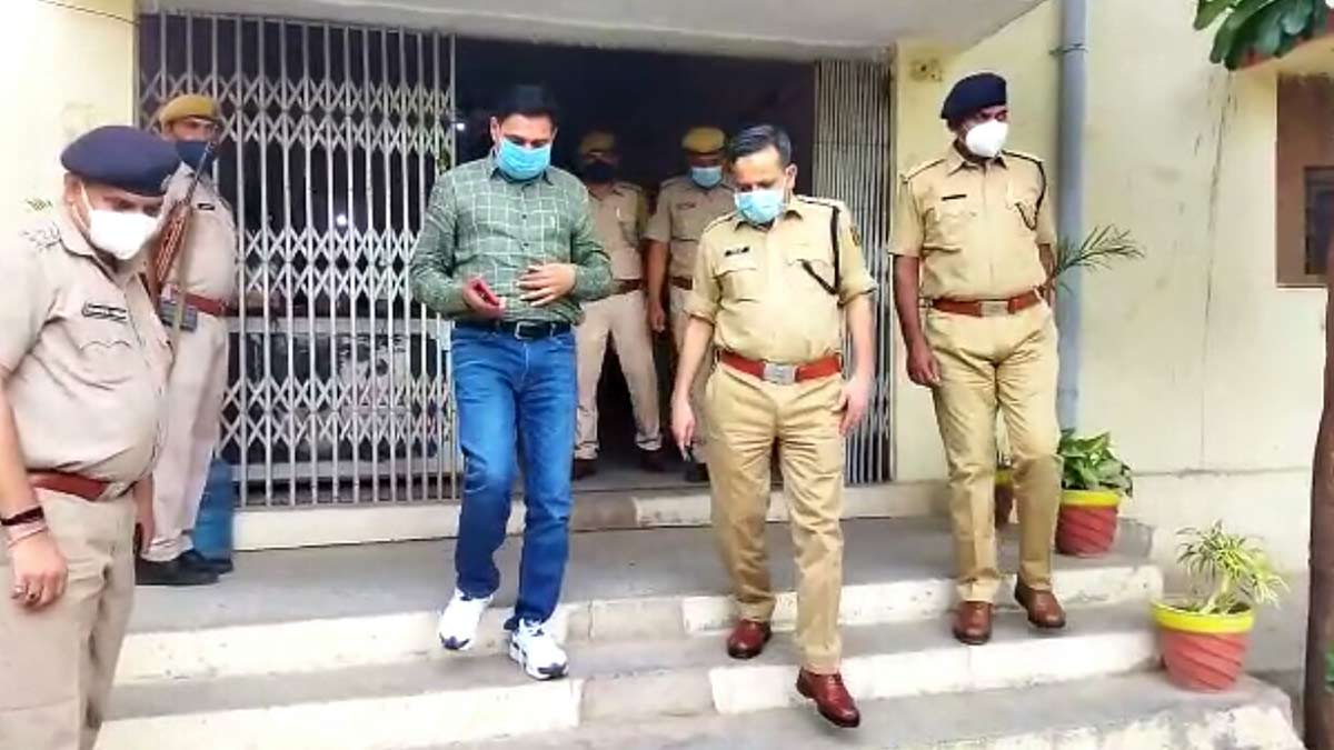  पुलिस थाने में बंद बिल्डर को मिल रहा था वीवीआईपी ट्रीटमेंट 