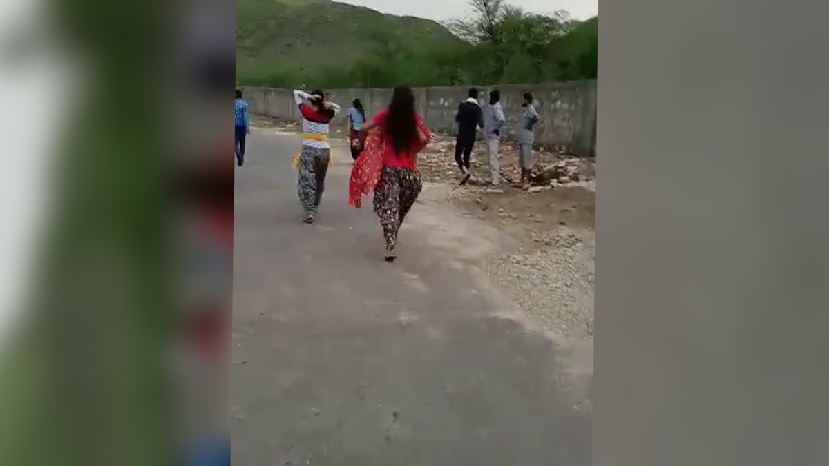 छेड़छाड़ करने पर लड़कियों ने की मनचलों की पिटाई 