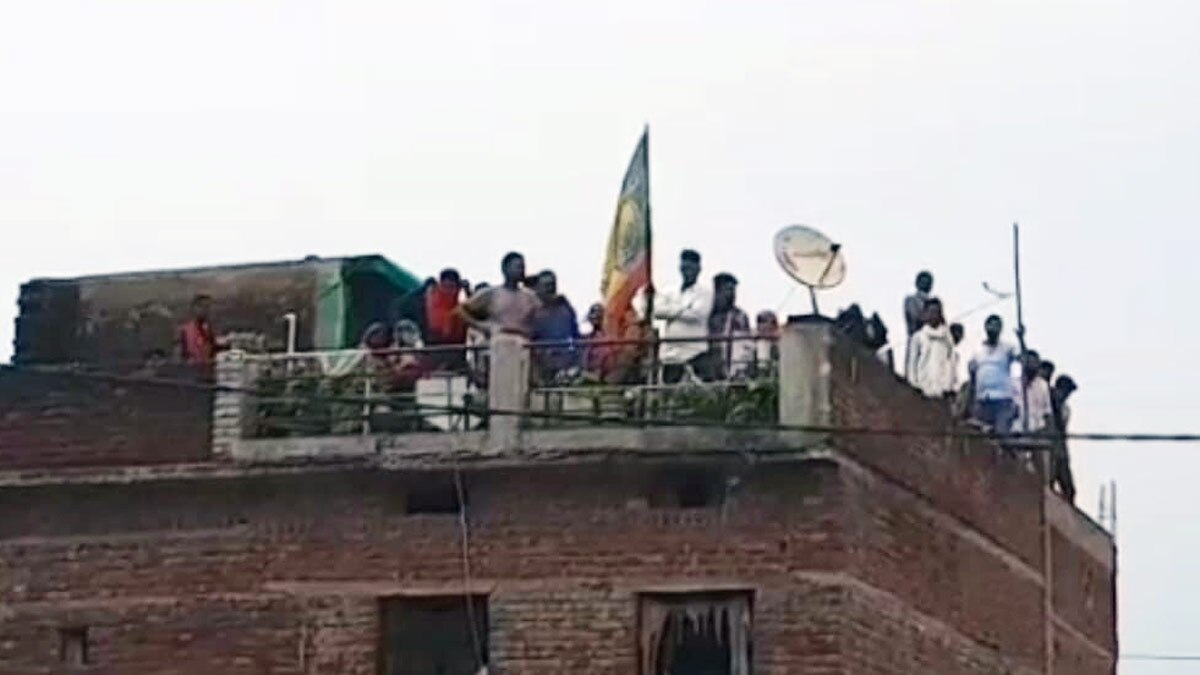 क्लचवायर से घोंटा गला और बाड़े में दफना दिया 