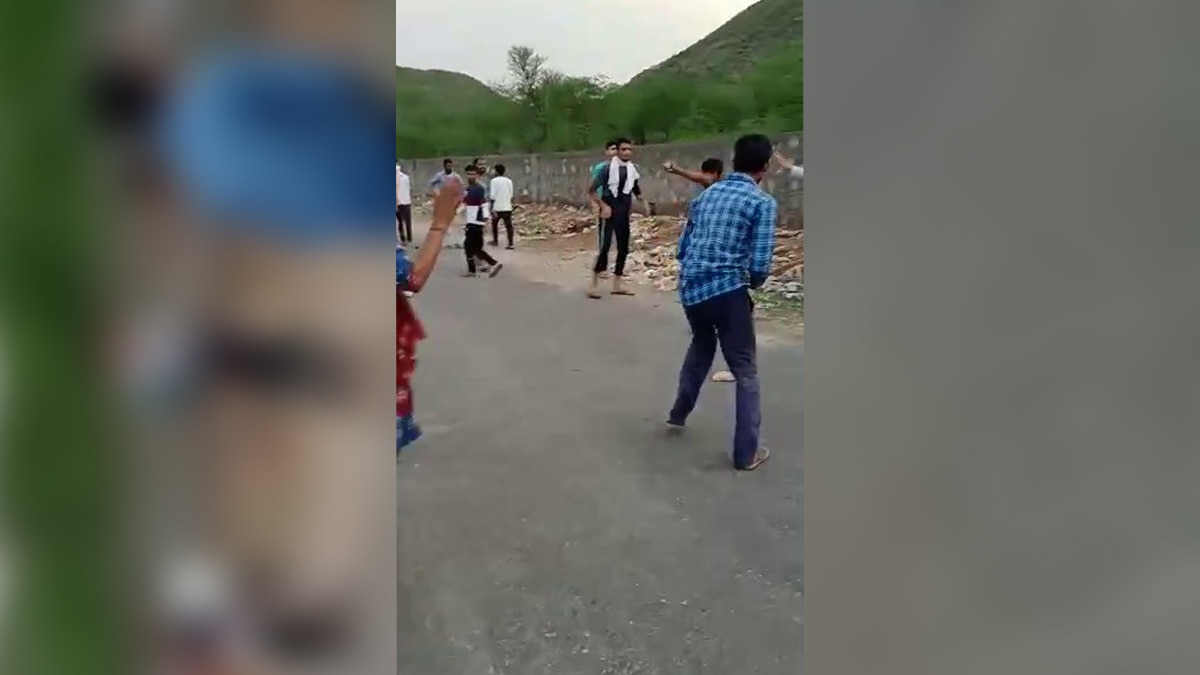 छेड़छाड़ करने पर लड़कियों ने की मनचलों की पिटाई 