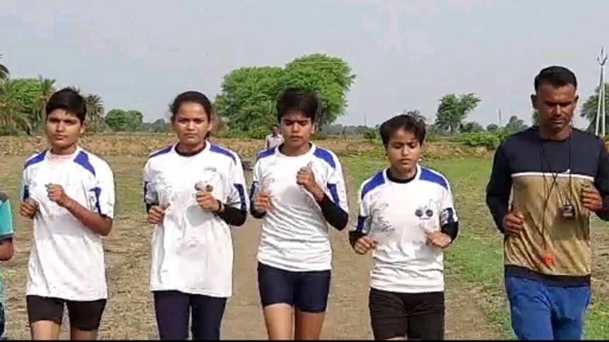 बेटियों के प्रैक्टिस के लिए खेत में बना दिया ट्रैक