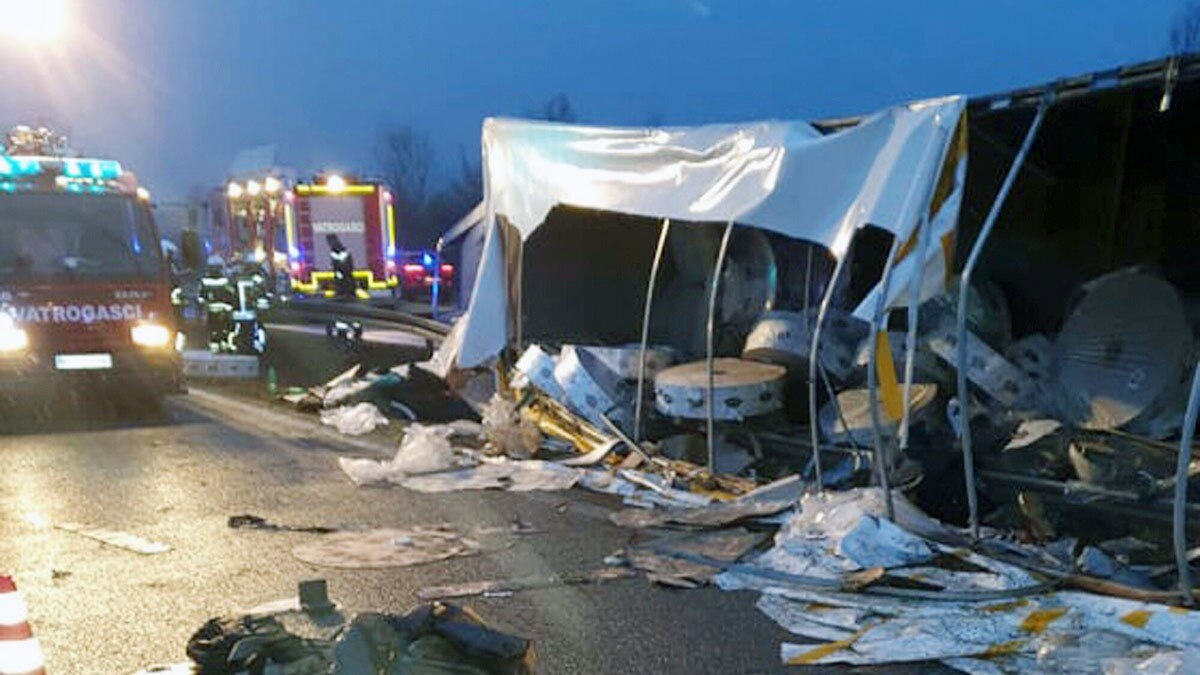 ट्रक पलटा और गांव वालों ने लूट लिया लाखों का सामान 