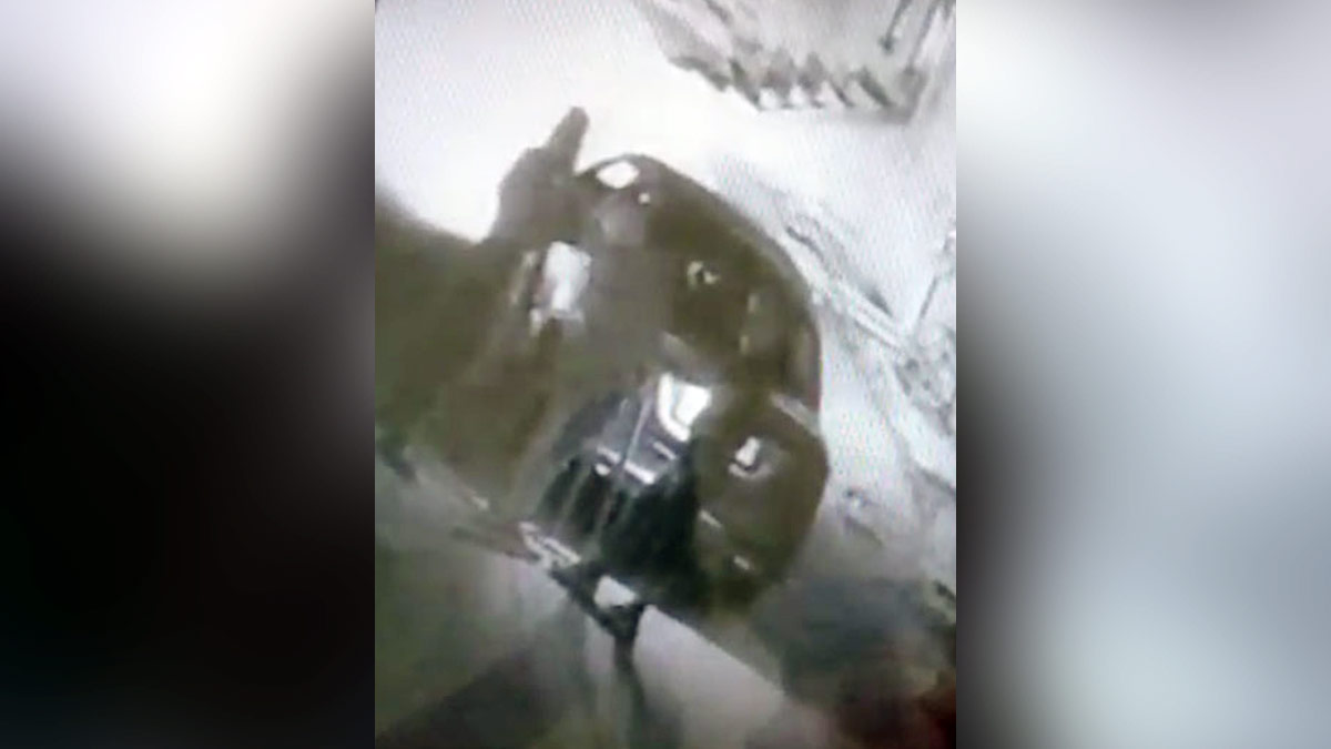 बीच सड़क हुई मारपीट का वीडियो वायरल 