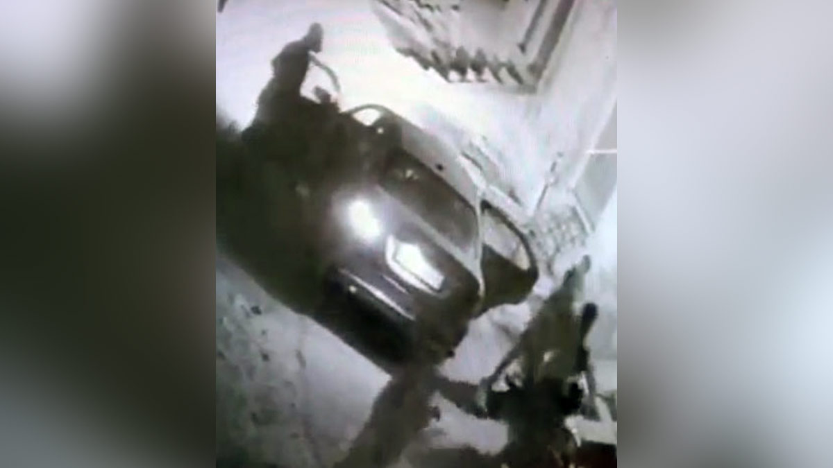 बीच सड़क हुई मारपीट का वीडियो वायरल 