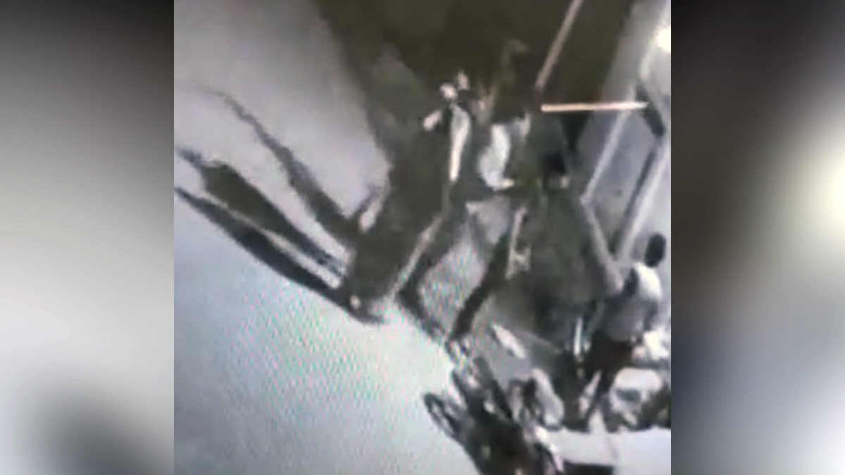 बीच सड़क हुई मारपीट का वीडियो वायरल 