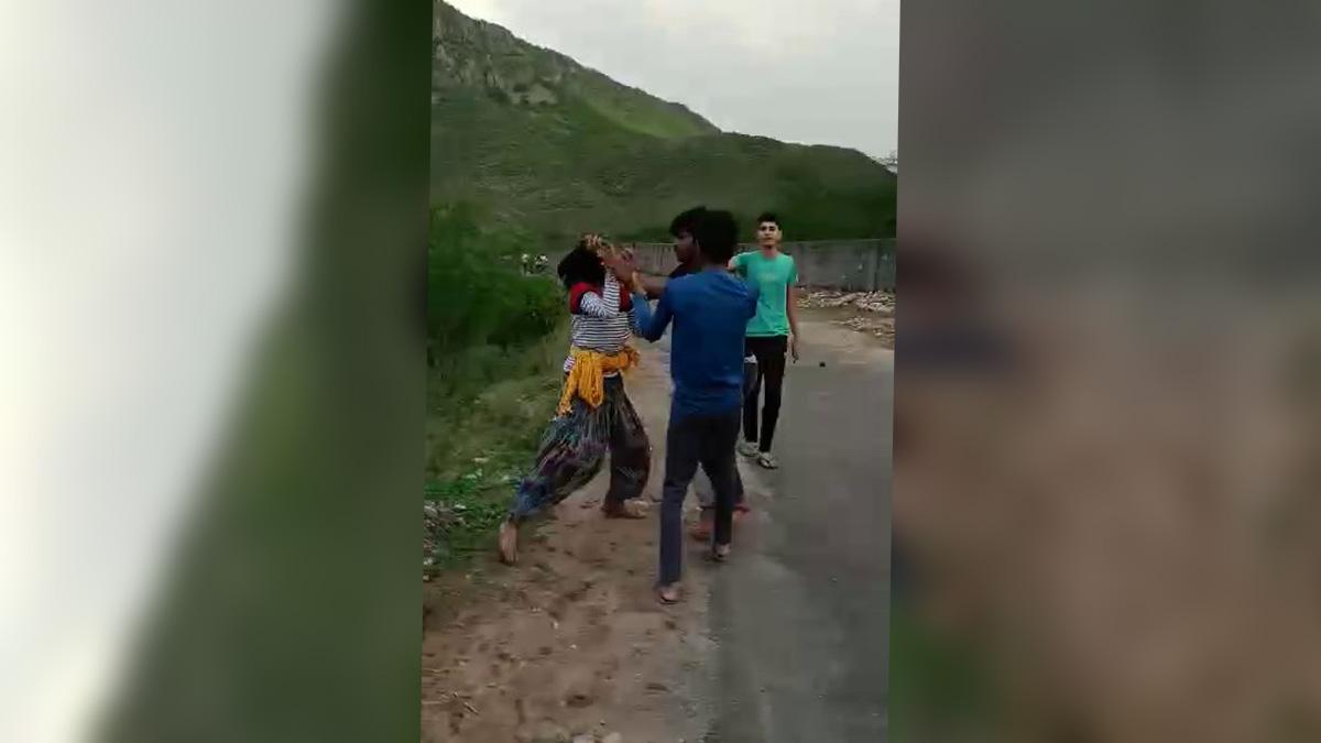 छेड़छाड़ करने पर लड़कियों ने की मनचलों की पिटाई 