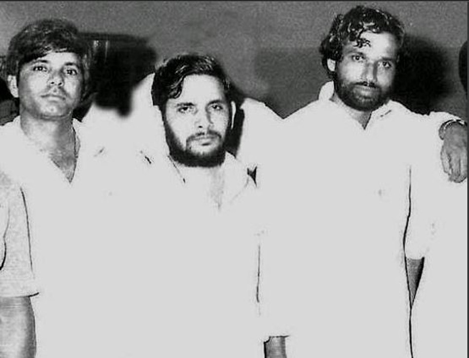 लालू यादव (बायें से पहले)