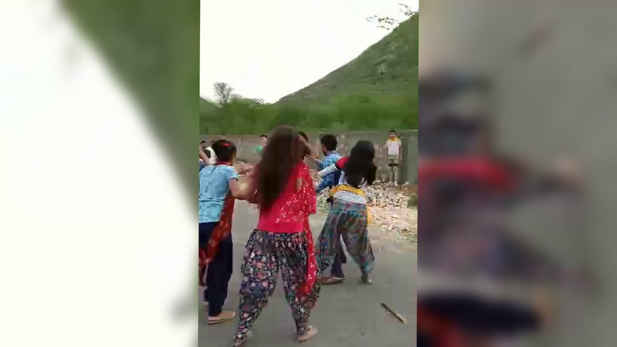 छेड़छाड़ करने पर लड़कियों ने की मनचलों की पिटाई 