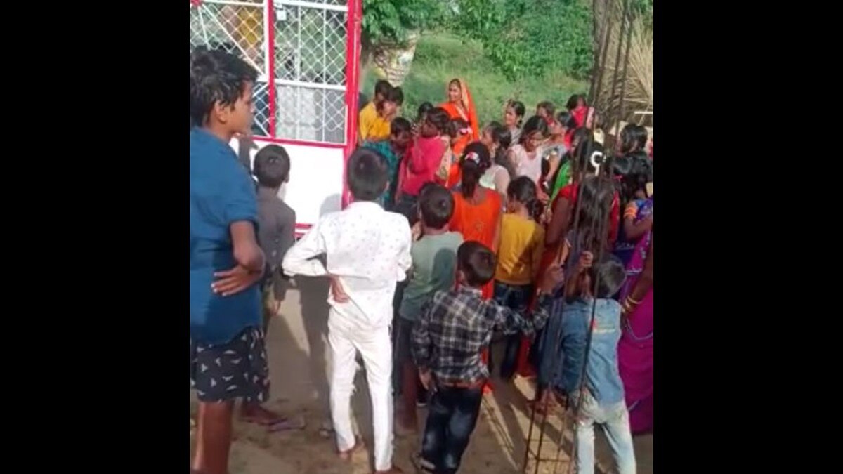 पिंजरे के अंदर बंद कर बार बालाओं से डांस कराया 