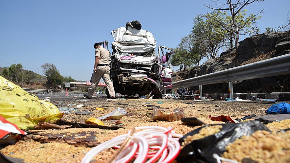 ट्रक पलटा और गांव वालों ने लूट लिया लाखों का सामान 