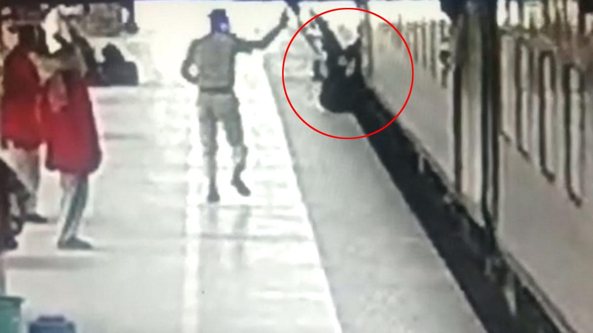 RPF के जांबाज दरोगा ने महज 32 सेकंड बचाई रेलवे यात्री की जान