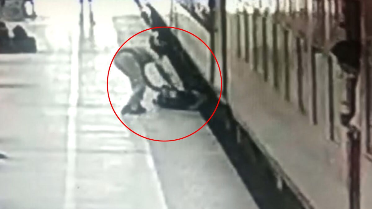 RPF के जांबाज दरोगा ने महज 32 सेकंड बचाई रेलवे यात्री की जान