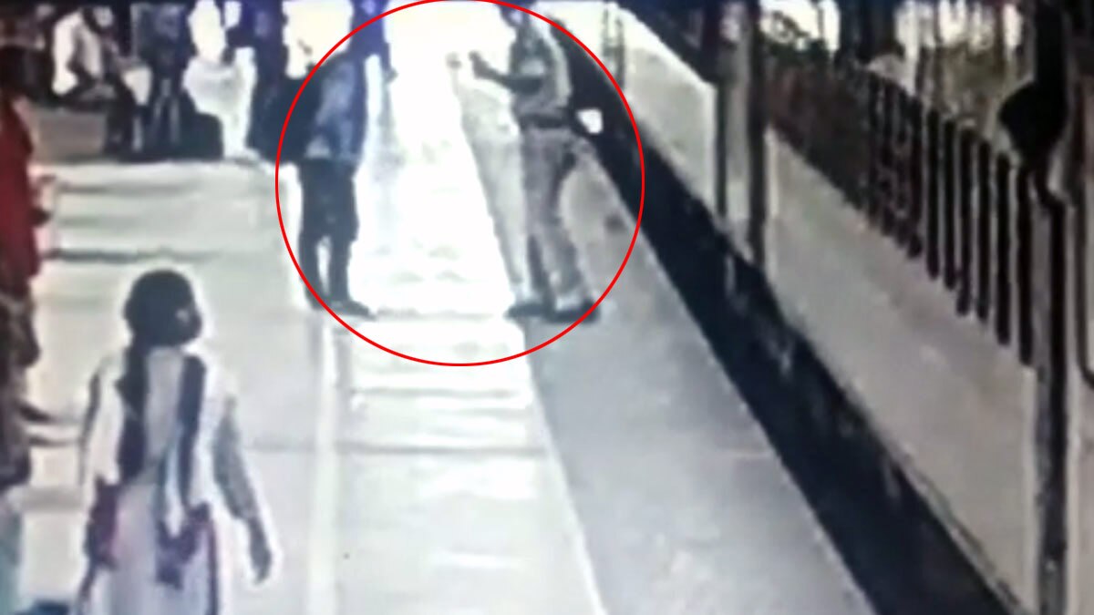 RPF के जांबाज दरोगा ने महज 32 सेकंड बचाई रेलवे यात्री की जान