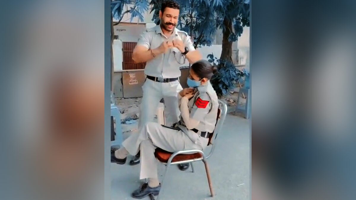  2 पुलिसकर्मियों के डांस-गाने का वीडियो वायरल