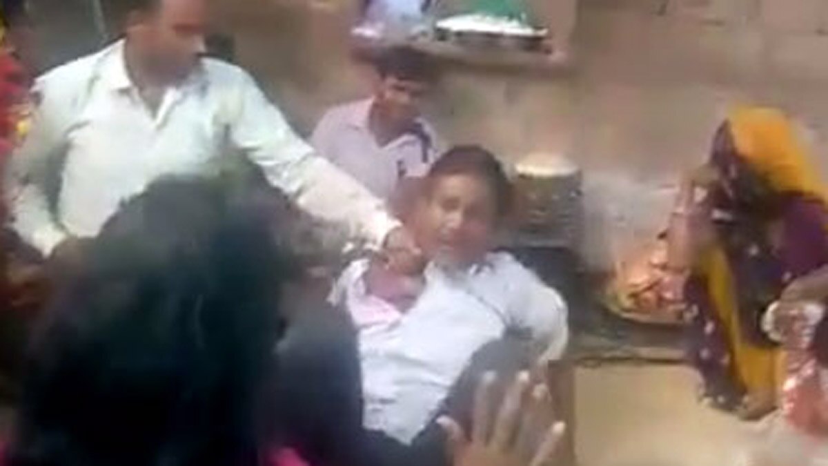 इलाज के नाम पर महिला तांत्रिक और उसके साथियों ने शख्स को पीटा 