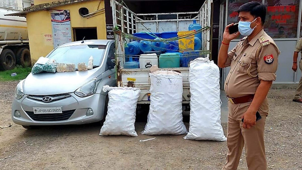 घर में बन रही थी अवैध शराब पुलिस ने किया भंडाफोड़