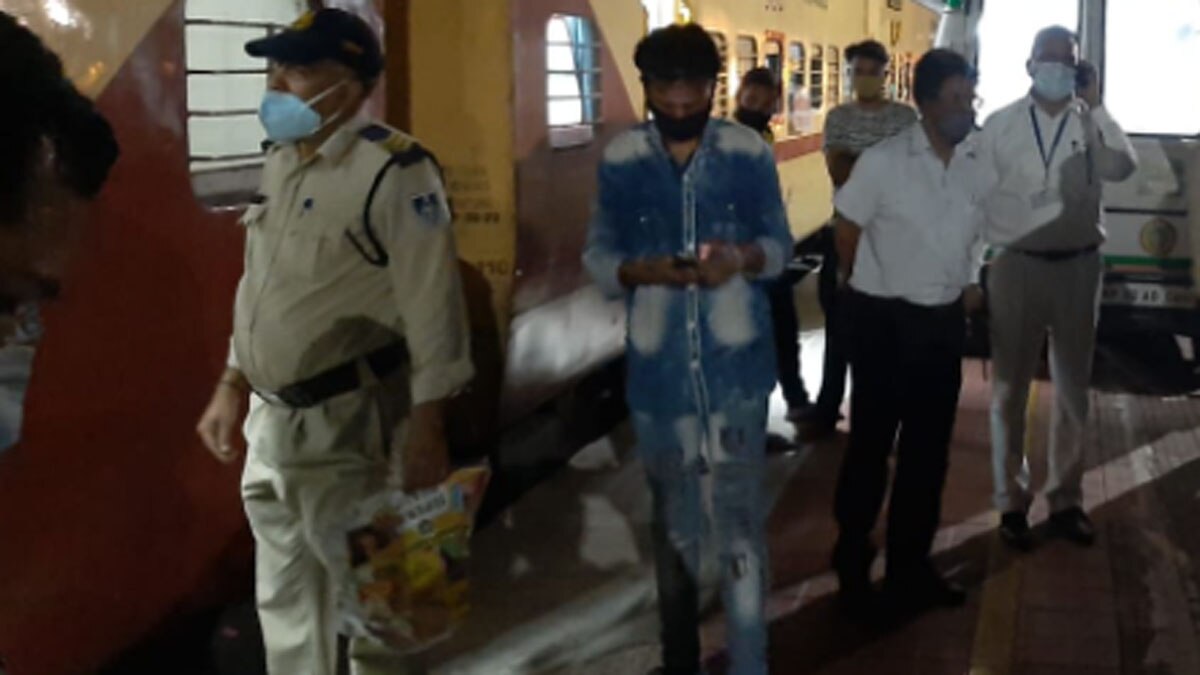 चलती ट्रेन में लड़की का गला रेतकर हत्या 