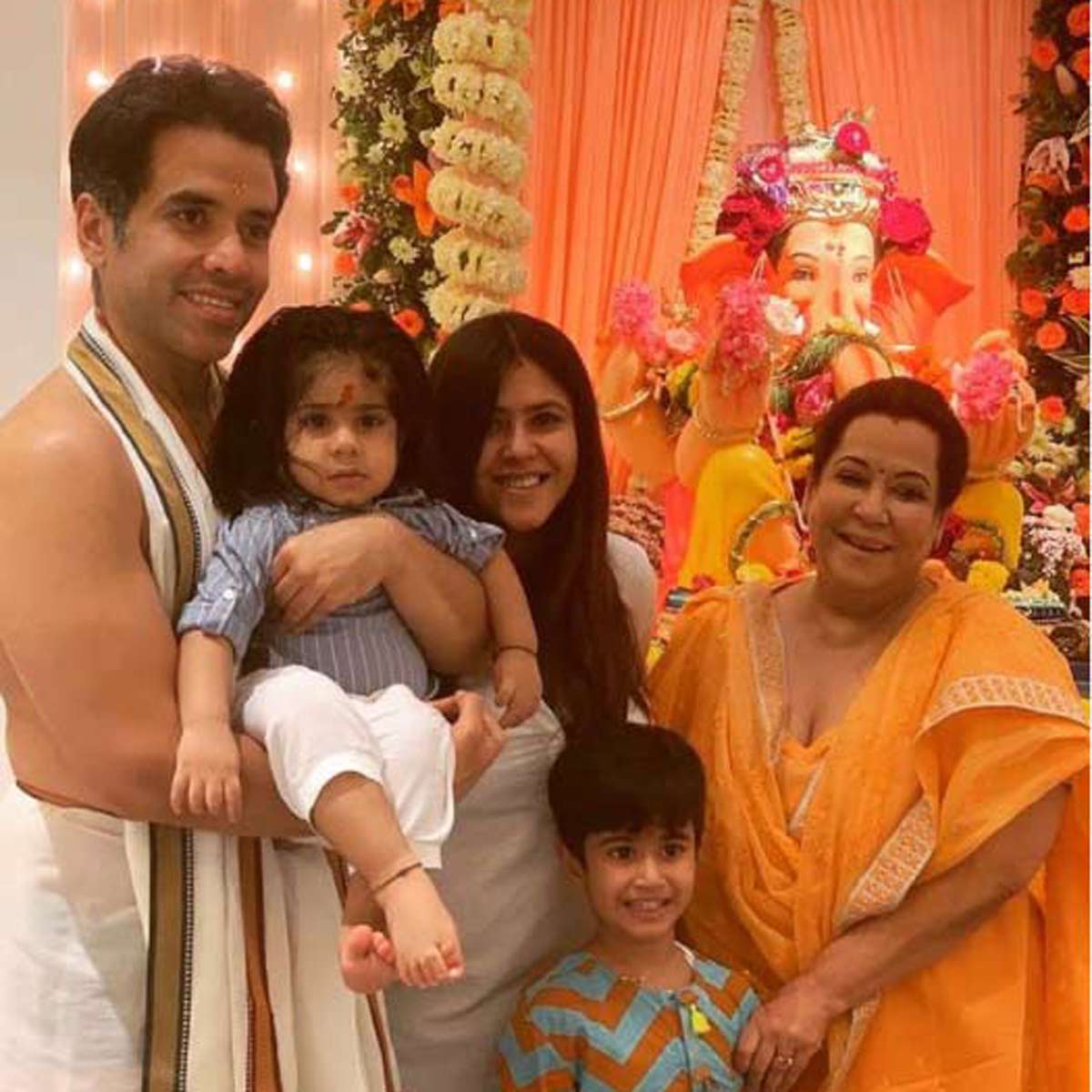 तुषार कपूर पर‍िवार के साथ 