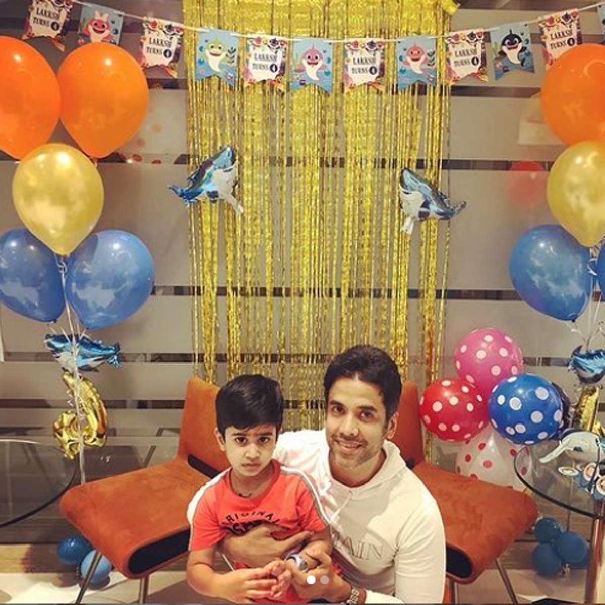 तुषार कपूर बेटे लक्ष्य के साथ 