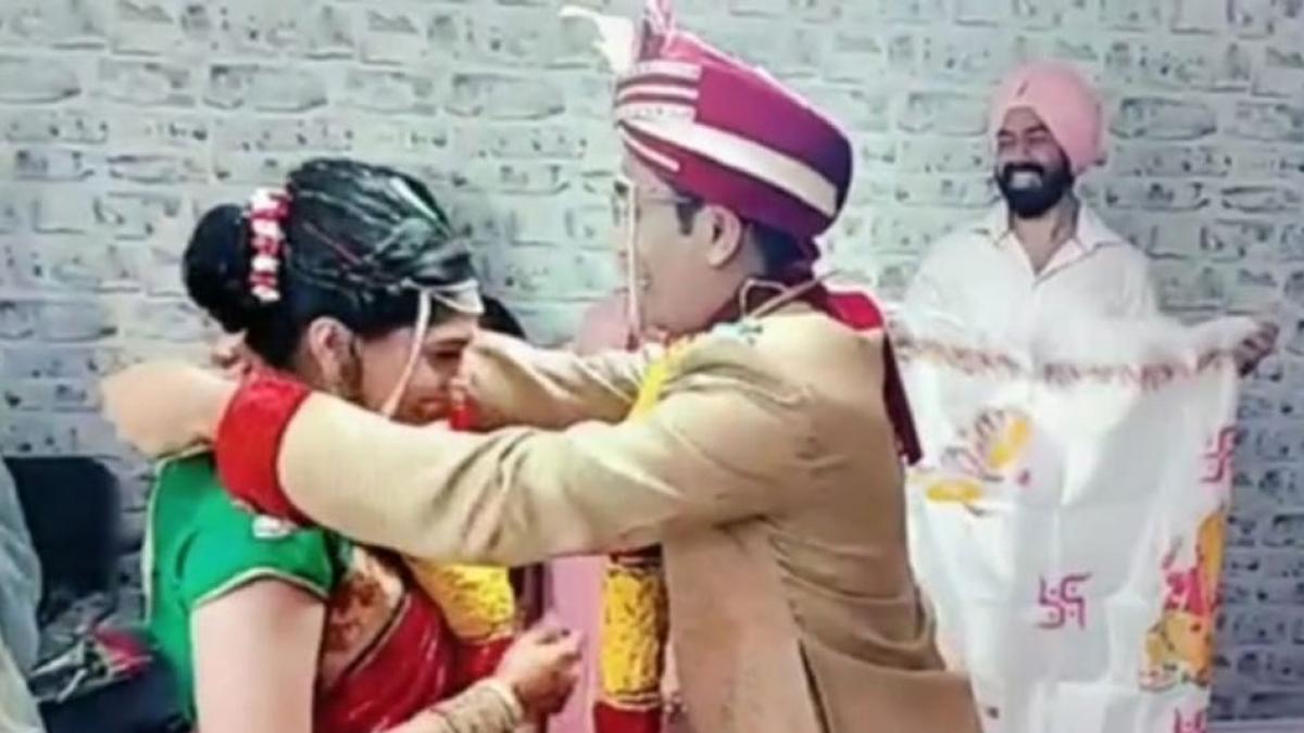 मुंबई: लड़का-लड़की से हजारों किलोमीटर दूर, पंडित ने पढ़े मंत्र और हो गई शादी!