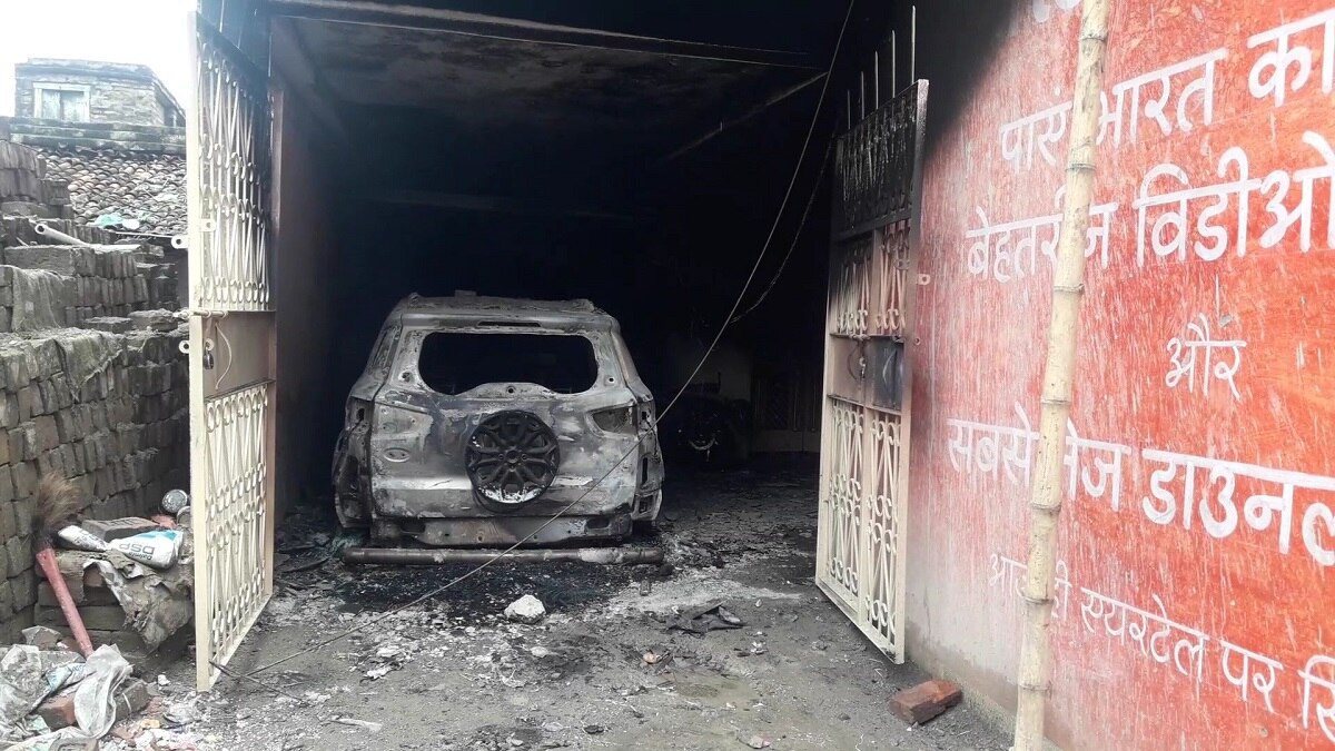 घरों में आगजनी