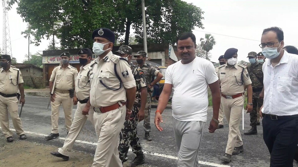 पुलिस ने किया मार्च