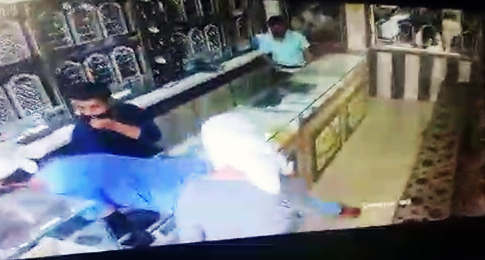 toy gun to rob a jewelery showroom