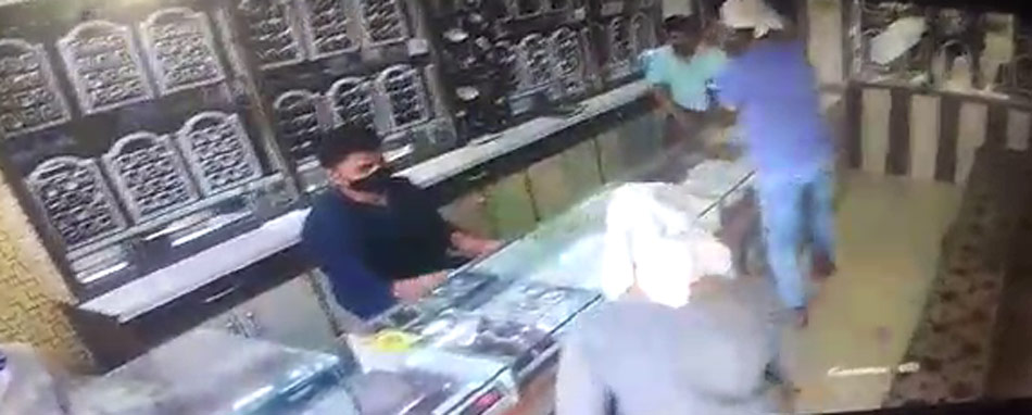 toy gun to rob a jewelery showroom