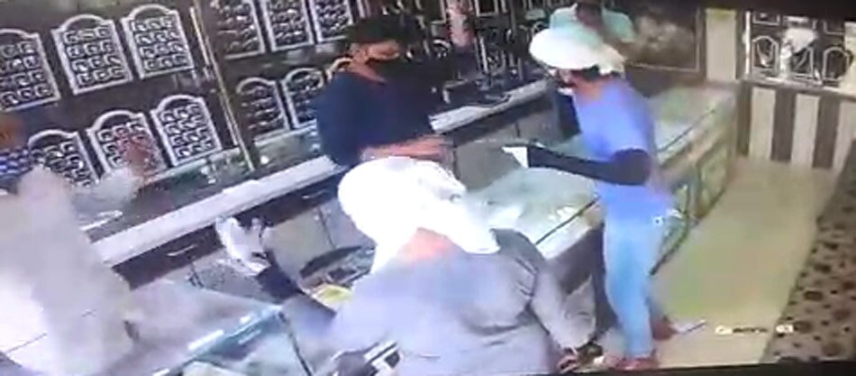 toy gun to rob a jewelery showroom