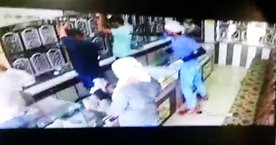 toy gun to rob a jewelery showroom