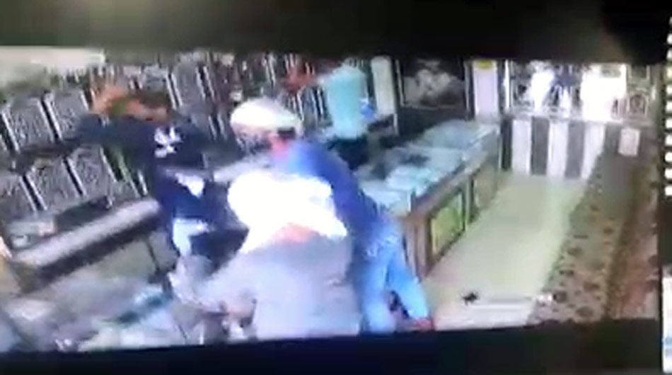 toy gun to rob a jewelery showroom