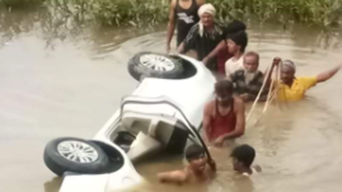 गड्ढे में गिरी कार एक परिवार के छह लोगों की मौत