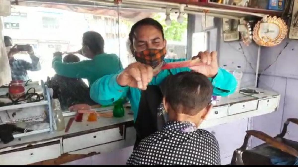 MP: वैक्सीन नहीं लगवाई तो, न बाल काटेंगे, न शेविंग होगी, सर्टिफिकेट देख काम कर रहे सैलून मालिक