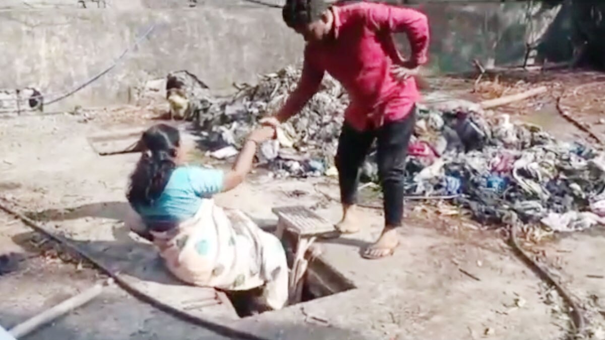 सफाई के काम का निरीक्षण करने मैनहोल में उतरी महिला ऑफिसर 