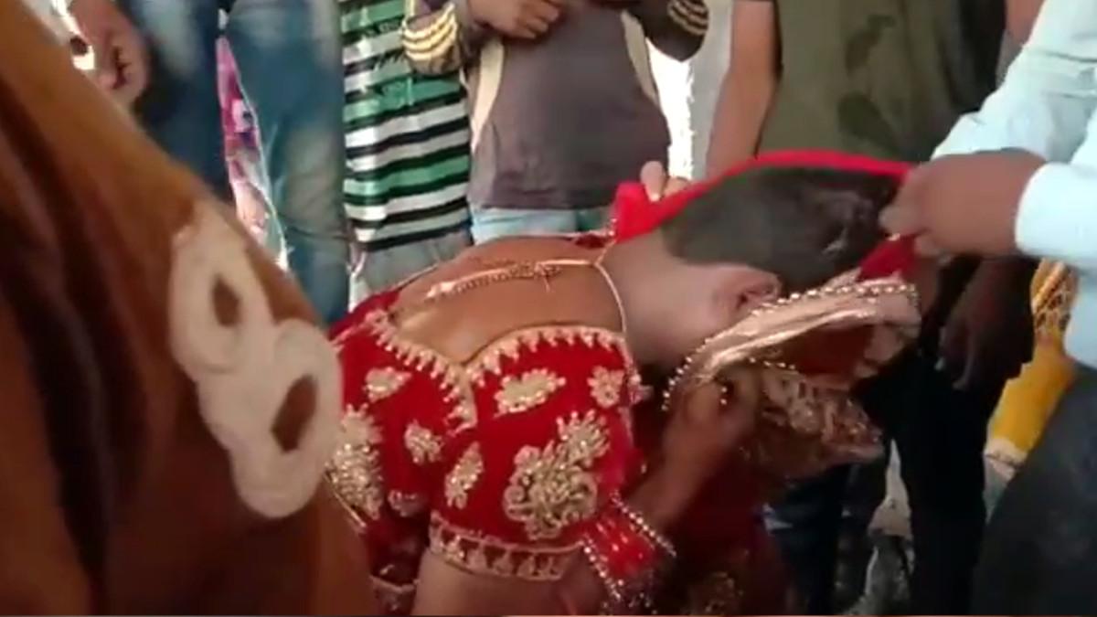 लाल जोड़ा, सैंडल-पर्स और श्रृंगार में महिलाओं के बीच बैठा युवक, भेद खुला तो हुआ फरार