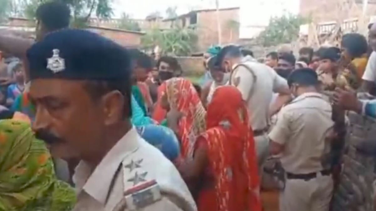 बेटों ने मां के प्रेमी को पीट-पीटकर मार डाला