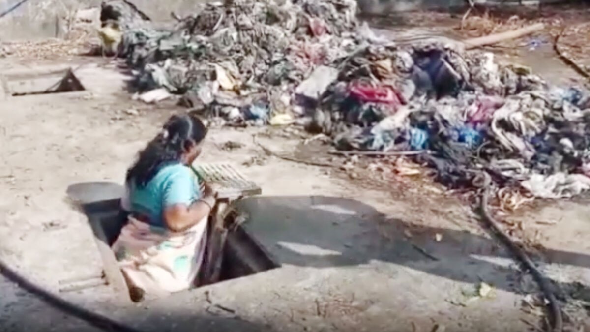 सफाई के काम का निरीक्षण करने मैनहोल में उतरी महिला ऑफिसर 