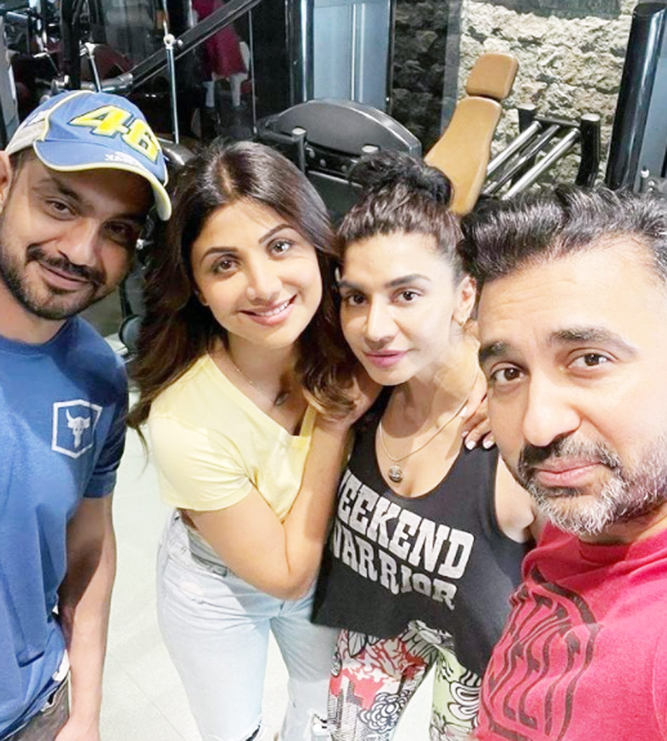 श‍िल्पा शेट्टी-यासमीन चौहान बाक‍ियों के साथ 