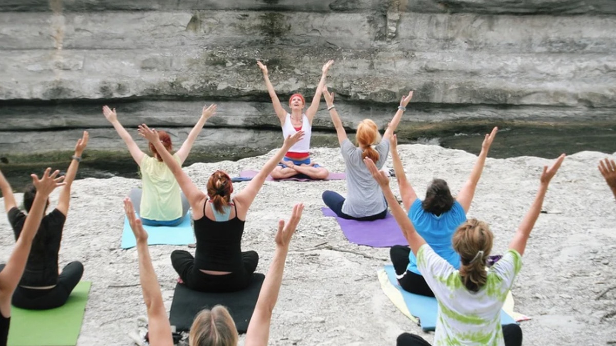 कमर दर्द दूर भगाने वाला आसन