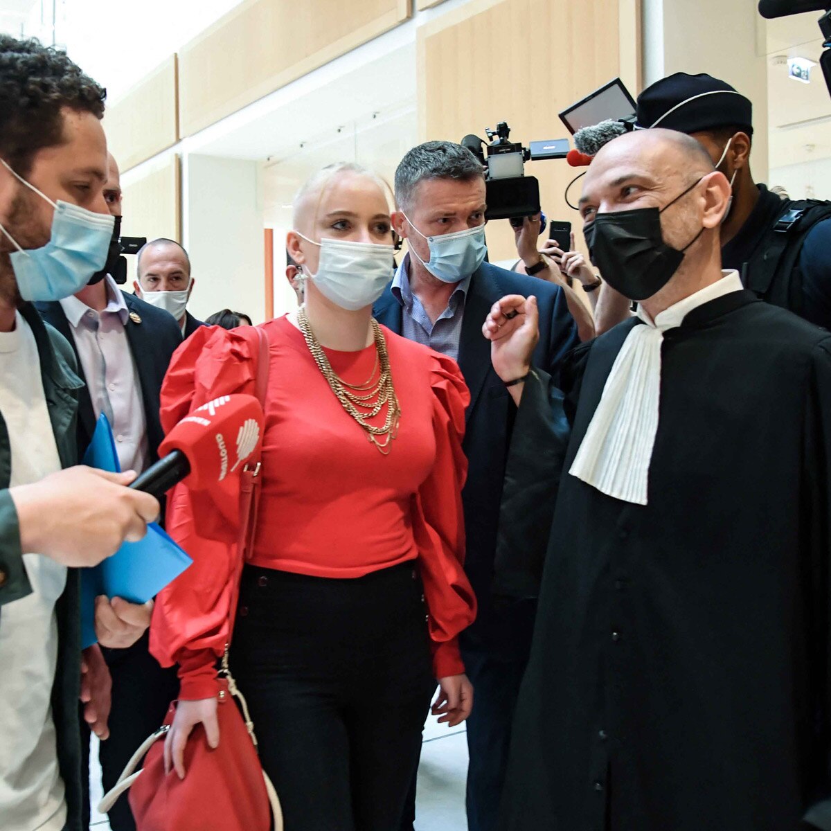 france girl anti islam