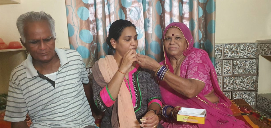 आशा, अपने परिवार के साथ (aajtak.in)