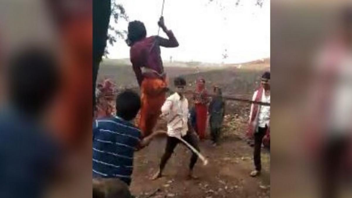 युवती को पेड़ से लटकाकर पीटा