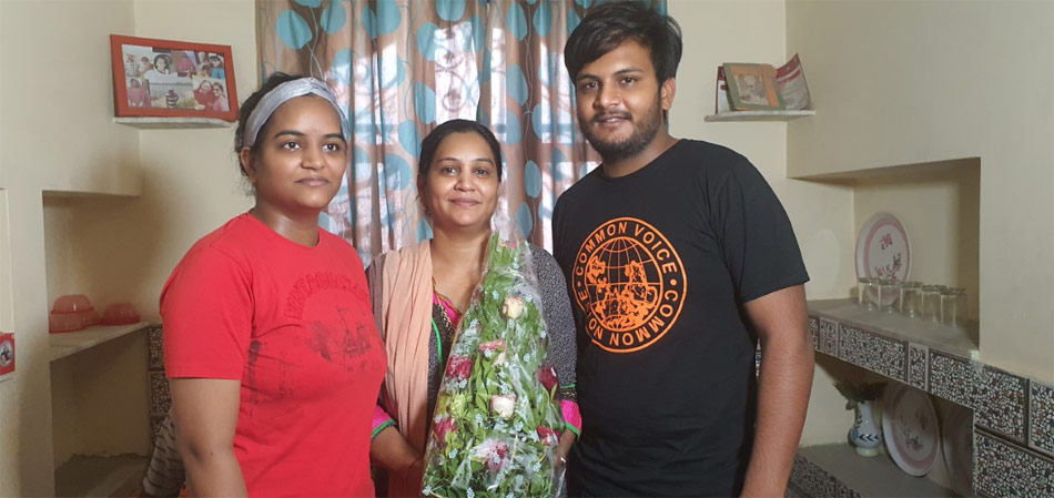 आशा, अपने परिवार के साथ (aajtak.in)