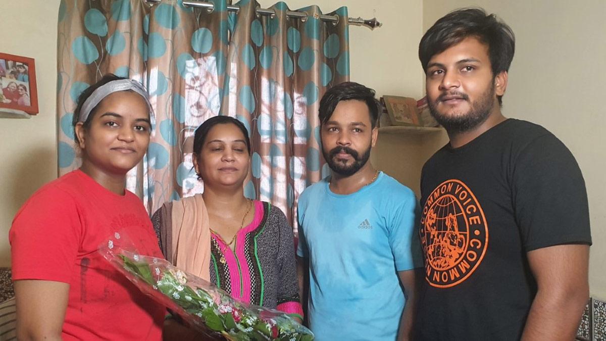 आशा, अपने परिवार के साथ (aajtak.in)